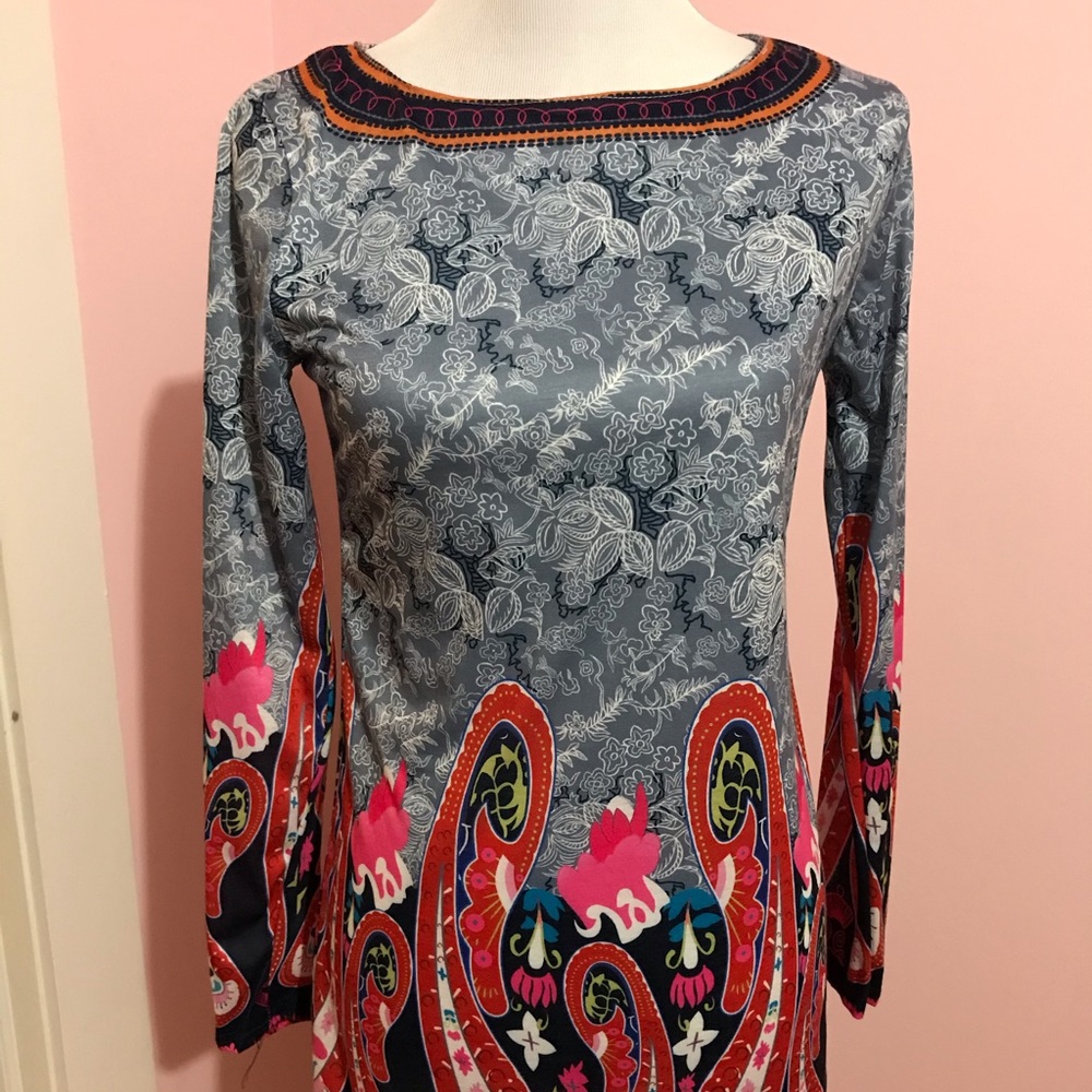 Fushi patterned shirt with belled sleeves.